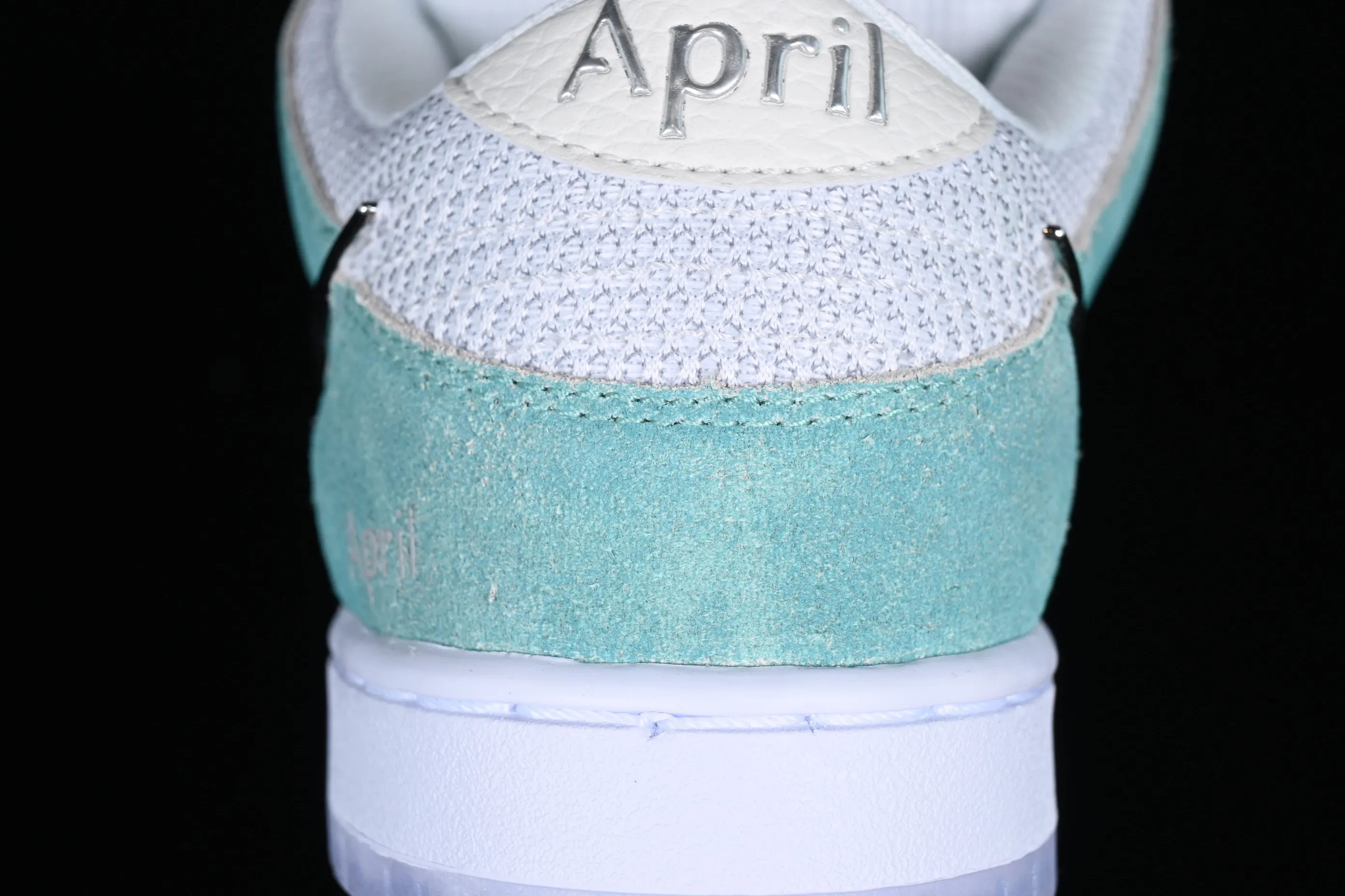 All categories Nk SB Dunk Series Nk SB Dunk Low low-top sneakers F version April Skateboards x Nk SB Dunk Low joint model Frozen Rose SB smashed backboard fashion casual sneakers FD2562-400